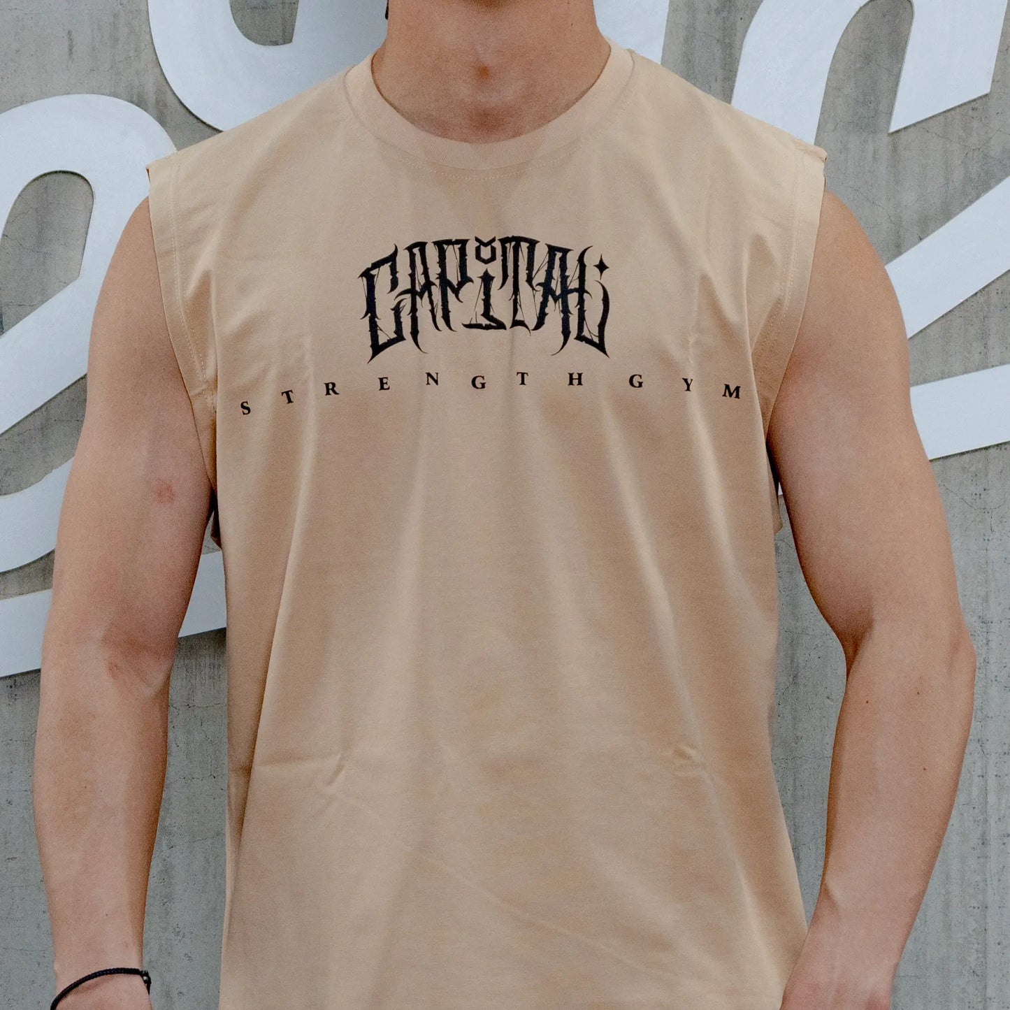 PLAYERA CAPITAL STRENGTH GOTICA SIN MANGAS TANK TOP BEIGE