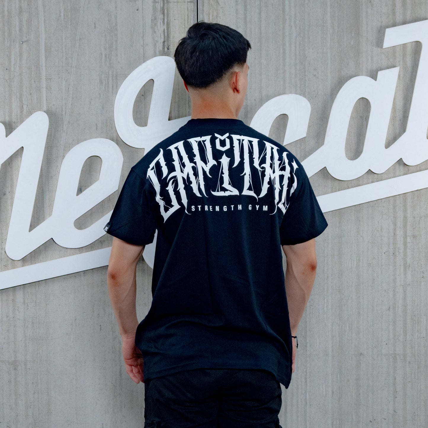 PLAYERA CAPITAL STRENGTH GOTICA