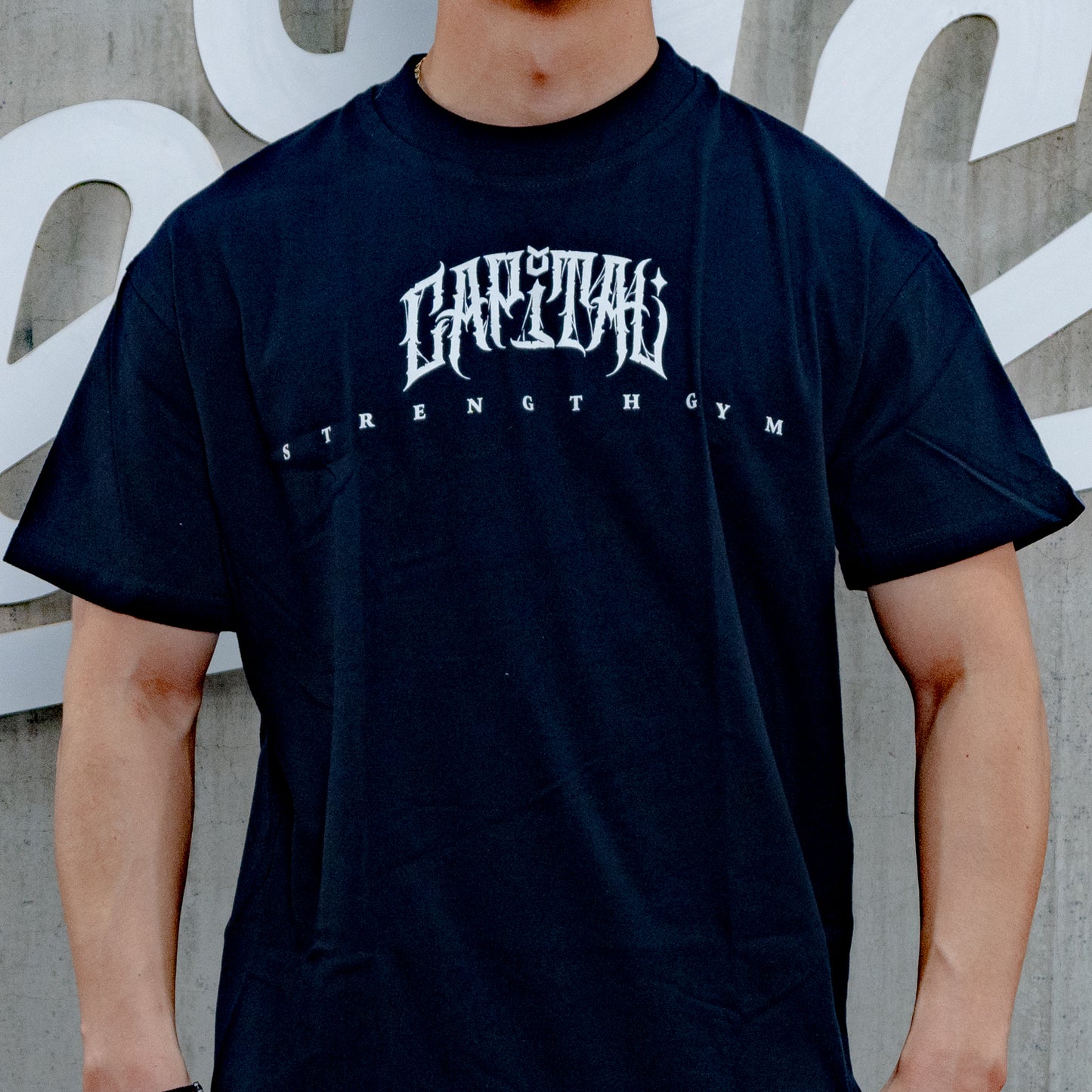 PLAYERA CAPITAL STRENGTH GOTICA