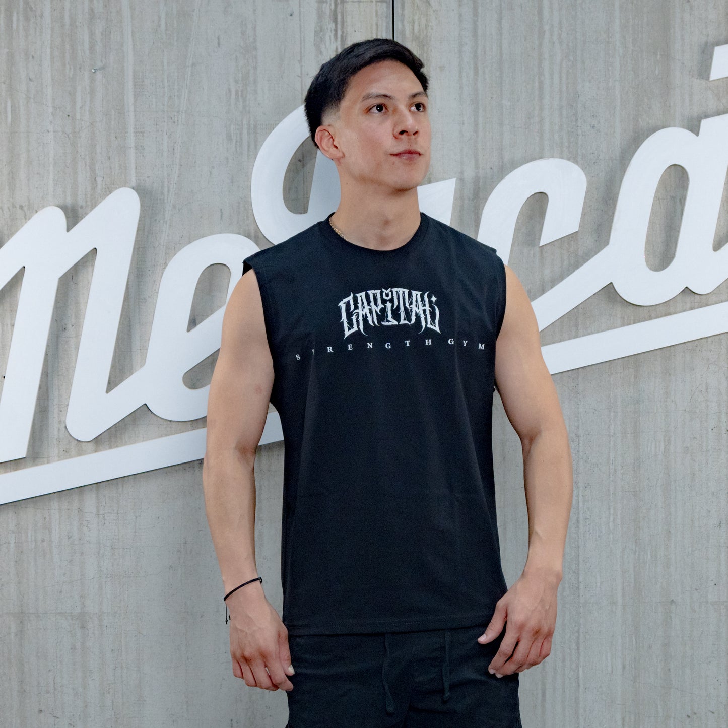 PLAYERA CAPITAL STRENGTH GOTICA SIN MANGAS TANK TOP NEGRA