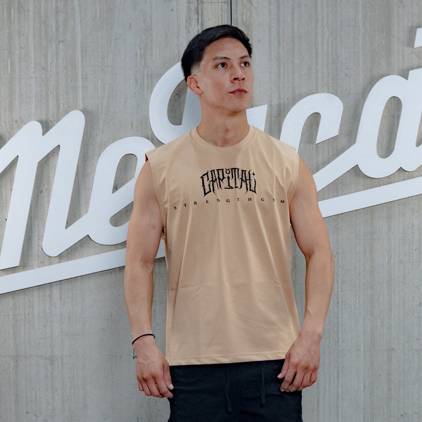 PLAYERA CAPITAL STRENGTH GOTICA SIN MANGAS TANK TOP BEIGE